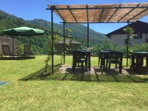 una mesa y sillas bajo una pérgola en un patio en B&B COME UN TEMPO, en Costa di Serina