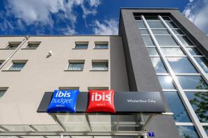 a street sign in front of a building at ibis Winterthur City in Winterthur
