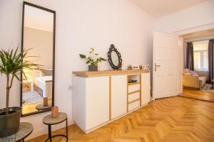 ein Wohnzimmer mit einem Spiegel und einem Tisch in der Unterkunft Via Del Centro in Sibiu