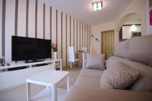 Telewizja i/lub zestaw kina domowego w obiekcie Apartamentos Fuerteventura Sol