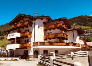 Nespecifikovaný výhled na hory nebo výhled na hory při pohledu z hotelu