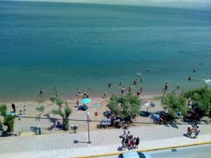 un grupo de personas en una playa en el agua en Poseidon Hotel en Lefkandi Chalkidas