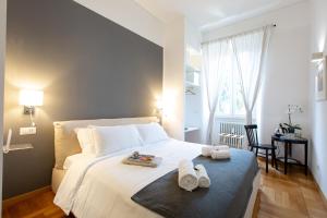 Un dormitorio con una cama con toallas. en Lombardia40 Luxury Suites, en Roma