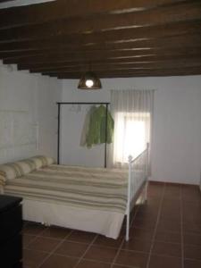 A bed or beds in a room at Casa en pueblo de montes de Málaga a 15km de playa