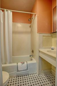 y baño con bañera, aseo y lavamanos. en Economy Motel Inn and Suites Somers Point, en Somers Point