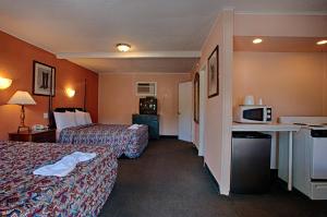 Habitación de hotel con 2 camas y microondas en Economy Motel Inn and Suites Somers Point, en Somers Point