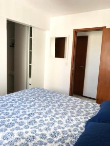 Apartamento Ponta Verde - SOHO tesisinde bir odada yatak veya yataklar