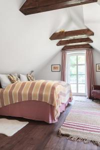 1 Schlafzimmer mit 2 Betten und einem Fenster in der Unterkunft meinsachsenwald forsthaus friedrichsruh in Aumühle