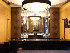 فندق إيه بي إيه نينيوتو - إيتشي - تشيكا في طوكيو: مطعم فيه ثريا كبيرة في الغرفة
