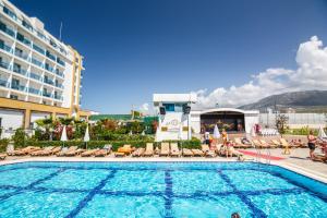 加奇卡克的住宿－盧莫斯豪華度假酒店及Spa中心，一个带椅子的游泳池和一间酒店