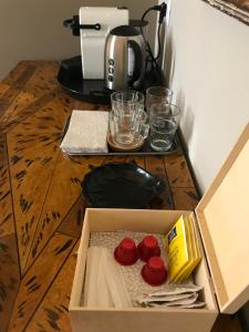 帕爾馬的住宿－路易吉比安奇宮公寓，桌子上放着一些食物的盒子