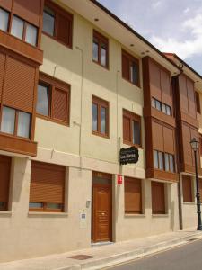 un gran edificio con una puerta en una calle en Los Nietos, en Briones