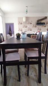 une table en bois avec des chaises et une salle à manger dans l'établissement Vamoose Dolma, à Tawang