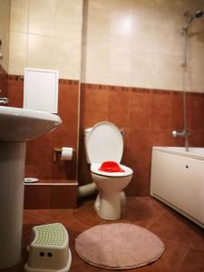een badkamer met een toilet, een wastafel en een bad bij Spa Away Mountain Suite - Hot Healing and Thermal Bathtub Waters - No Pool in Pchelin