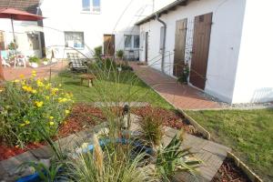 a backyard with a garden with flowers and a house at ostseenahe Gartenidylle EG in Ribnitz-Damgarten