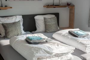 Een bed of bedden in een kamer bij Ferienhaus am Kloster Stuben