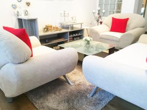 uma sala de estar com duas cadeiras e uma mesa em Apartman Marina em Mostar