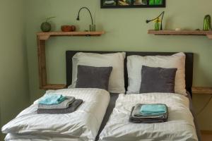 2 Betten mit Handtüchern darüber in einem Schlafzimmer in der Unterkunft Ferienhaus am Kloster Stuben in Bremm