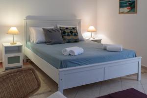 A bed or beds in a room at Villa Kairos Naxos