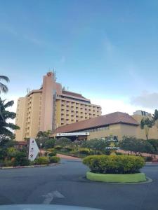 uma vista para um grande edifício com um parque de estacionamento em Primula Beach Hotel em Kuala Terengganu