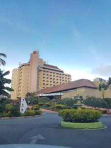 クアラ・トレンガヌにあるプリムラ ビーチ ホテルの駐車場付きの大きな建物の景色