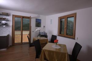 une salle à manger avec deux tables et des chaises ainsi qu'une chambre avec fenêtres dans l'établissement Bed And Breakfast Sunflower, à Vico Equense