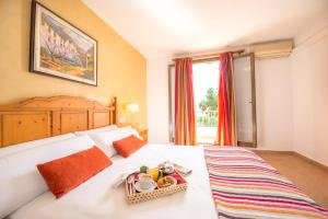 Postel nebo postele na pokoji v ubytování Aparthotel Ona Aucanada + 37 fotografií