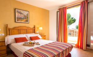Cama ou camas em um quarto em Aparthotel Ona Aucanada