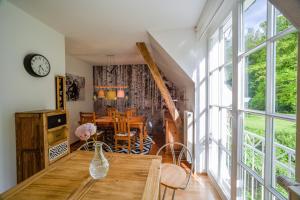 Un comedor con una mesa y un gran ventanal. en Ferienwohnung Loft, en Schmallenberg 13 fotos más