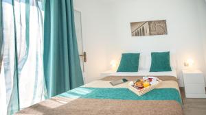 Cama ou camas em um quarto em Aparthotel Ona Aucanada