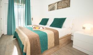 Cama ou camas em um quarto em Aparthotel Ona Aucanada