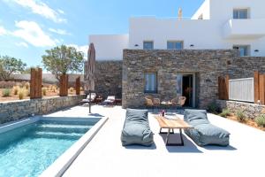 ナウサにあるParos Comfy Suitesの裏庭(スイミングプール、ヴィラ付)
