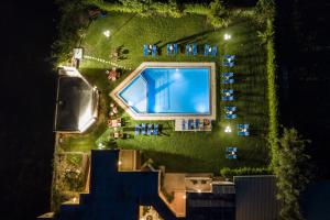 Bazén v ubytovaní Alonia Hotel Apartments alebo v jeho blízkosti