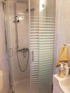 una doccia con porta in vetro in bagno di Faiakas ad Ágios Matthaíos