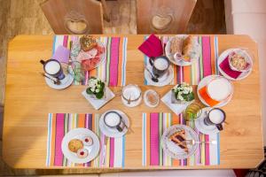 una mesa de madera con platos de comida. en Chalet Madrisa, en Corvara in Badia
