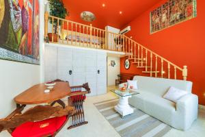 斯普利特Apartment Ave Caesar的客厅设有橙色的墙壁和楼梯