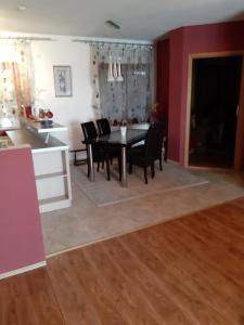 een keuken en eetkamer met een tafel en stoelen bij Apartment Brcko Distrikt in Brčko +5 foto's
