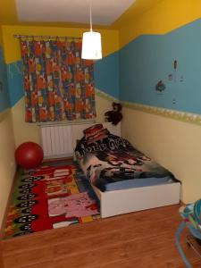een kinderkamer met een bed met een piratenthema-tapijt bij Apartment Brcko Distrikt in Brčko