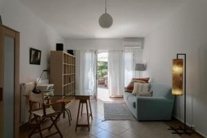 A television and/or entertainment centre at Villa Kairos Naxos