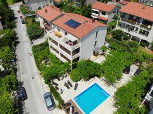 an aerial view of a house with a swimming pool at Guest house Zimmer F1 in Pula