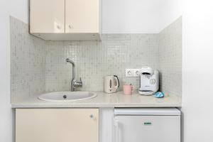 un bancone della cucina con lavandino e frullatore di Central Suites Mykonos a Mykonos Città