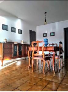 a dining room with a wooden table and chairs at Recanto do Lago Triunfo in Triunfo