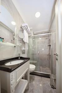 Ein Badezimmer in der Unterkunft Albinas Hotel Old City