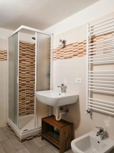 A bathroom at Levanto House