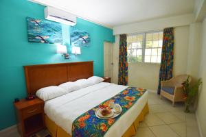 Postel nebo postele na pokoji v ubytování Blue Orchids Beach Hotel