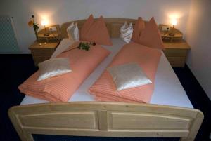 En eller flere senge i et værelse på Radauerhof