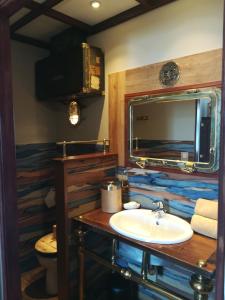 uma casa de banho com um lavatório e um espelho em L'effet Rêve em Saint-Cyr-sur-Mer