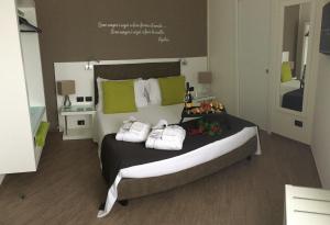 - une chambre avec un lit et 2 serviettes dans l'établissement L`essenza B&B, à Reggio de Calabre