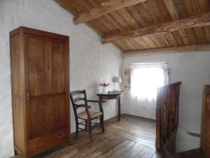 PodenzanaにあるTerra di Cenisolaのテーブルと椅子、窓が備わる客室です。