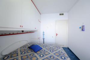 a small room with a bed and a bath tub at LA TERRAZZA SUL MARE in Ravello